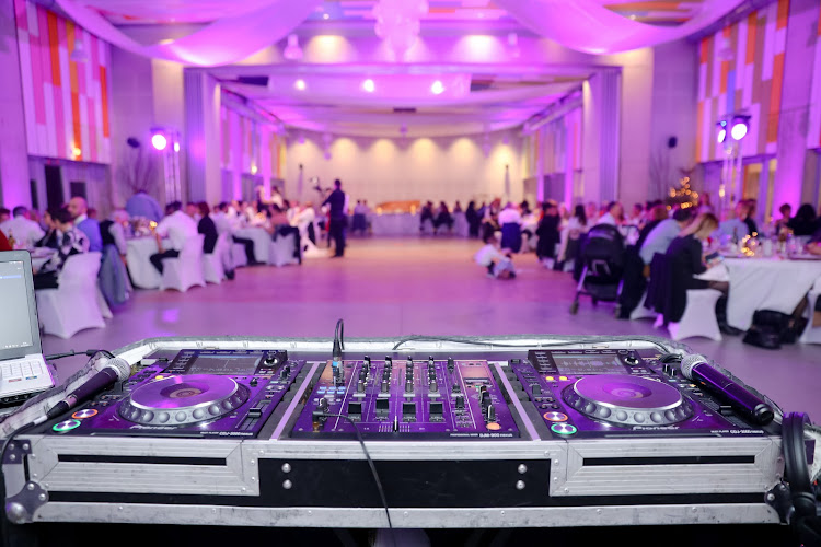 Ozark Mix NWA Wedding DJ & Photo Booths
