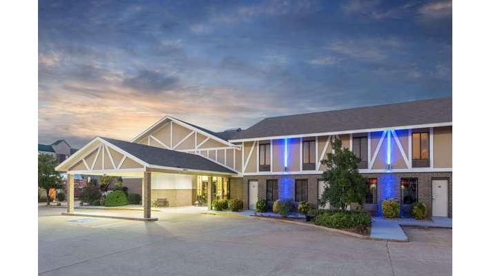 Super 8 by Wyndham Bentonville